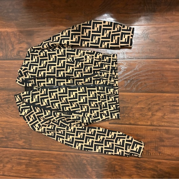 Elegant Black and Tan Patterned Pantsuit - Picture 4 of 7